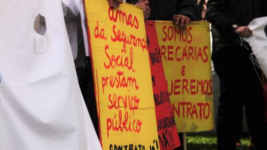 Amas estão a ser alvo de despedimentos e cortes nos salários