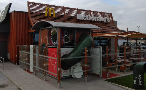 McDonald’s Leiria despede funcionários no período experimental e precários com contratos a prazo