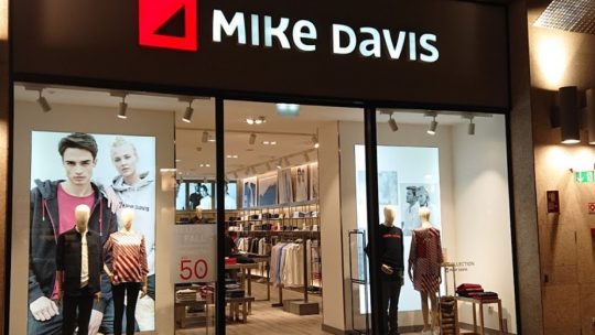 Mike Davis despede trabalhadoras em período experimental na loja de Braga
