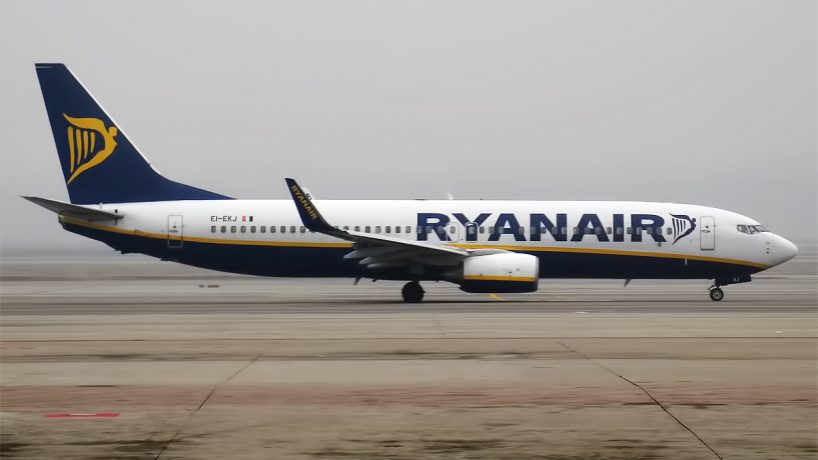 Ryanair deve salários de março a tripulantes colocados em lay off e pressiona para novos contratos por metade do salário